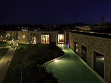 Het strandhotel by night - Sardinie